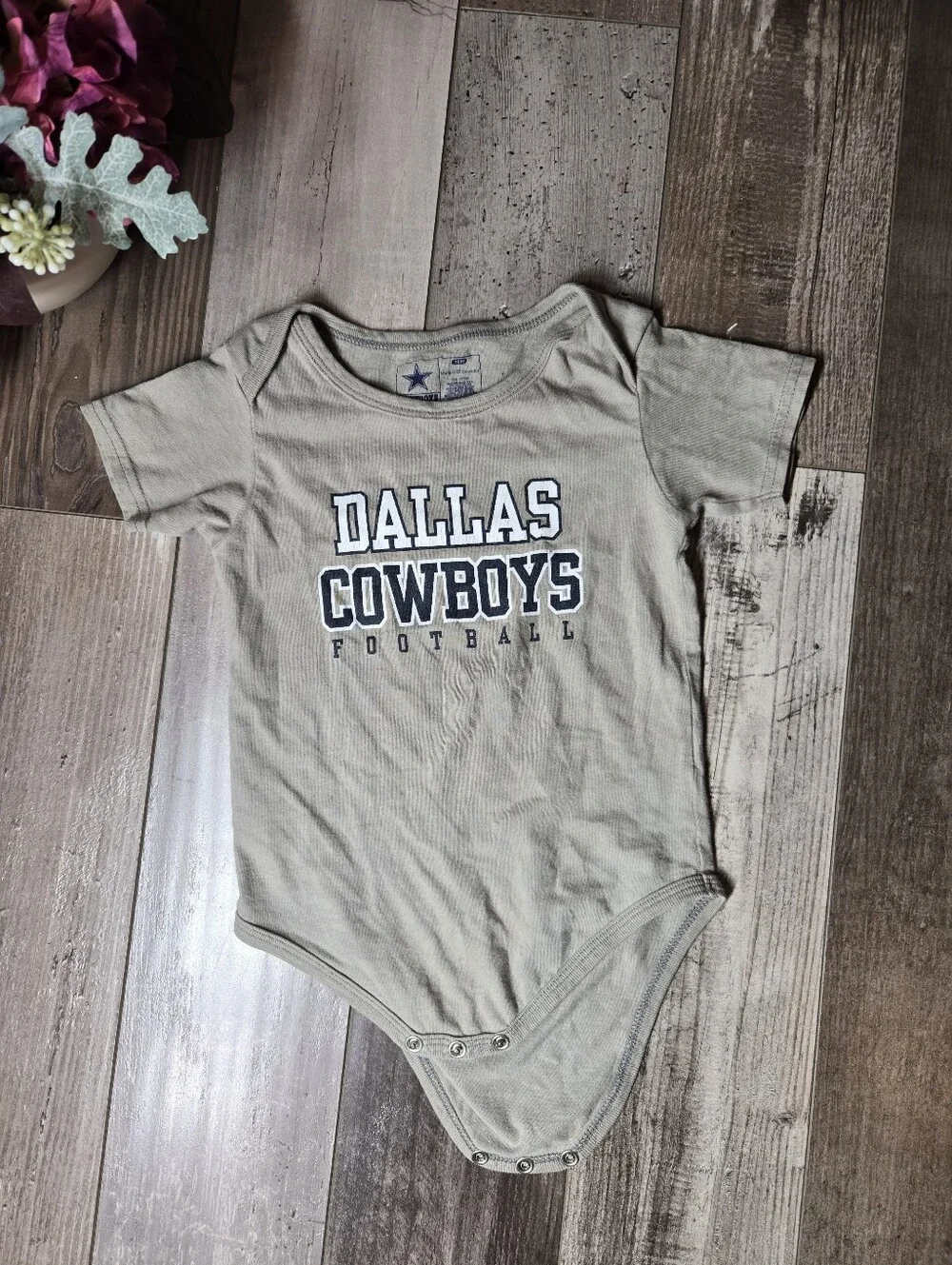 Cowboys Team Apparel Baby 18M Beige Dallas Cowboys Bodysuit